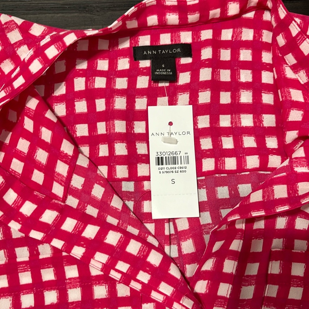 Ann Taylor button up sleeveless shell. Pink & white.